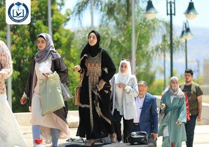 من تدريبات الطلبة الخريجين على مراسم حفلات التخرج للفوج 42، لكل من كليات (الهندسة وتكنولوجيا المعلومات، الزراعة والطب البيطري، الفنون الجميلة، الطب وعلوم الصحة، الدراسات العليا، العلوم)