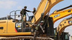 قوات الاحتلال تستولي على جرافة غرب سلفيت