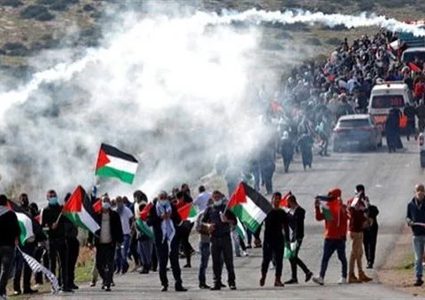 الاحتلال يقمع وقفة منددة بالاستيلاء على أراضي المواطنين في بني نعيم