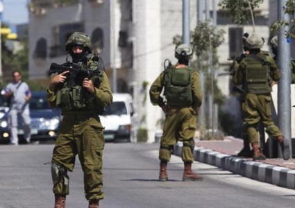 الاحتلال يعتقل مواطنا من بلدة إذنا غرب الخليل