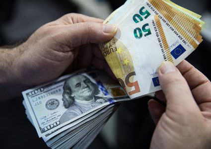 ما هي تداعيات انخفاض سعر صرف اليورو في مقابل الدولار؟