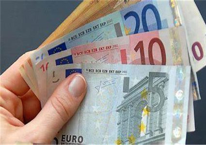 اليورو يعدّل مساره الهابط ويصعد أمام الدولار