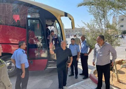 وصول الفوج الأول من حجاج الضفة عبر معبر الكرامة