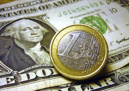 الدولار أقوى من اليورو للمرة الأولى في 20 عاما