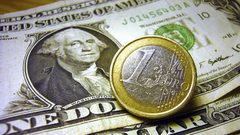 الدولار أقوى من اليورو للمرة الأولى في 20 عاما