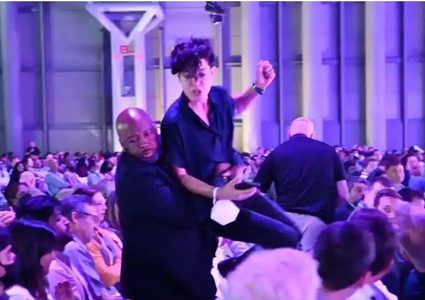 متظاهرون يقتحمون مؤتمر "أمازون" احتجاجا على توقيعها عقدا مع اسرائيل