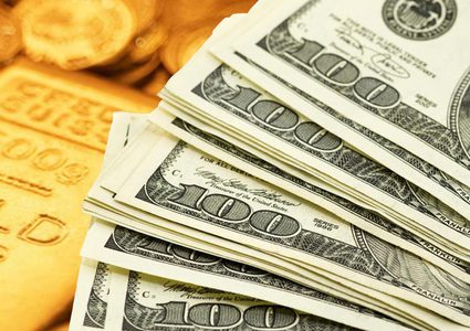 رهان رفع الفائدة الأميركية يصعد بالدولار ويهبط بالذهب والنفط