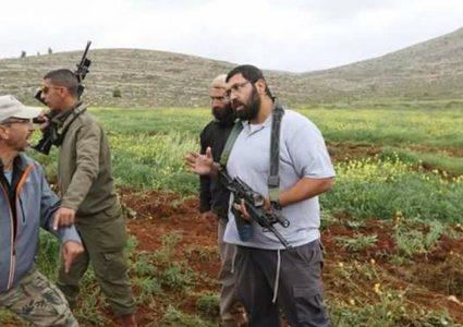 مستوطنون يرعون أغنامهم وسط مساكن المواطنين غرب أريحا