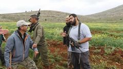 مستوطنون يرعون أغنامهم وسط مساكن المواطنين غرب أريحا