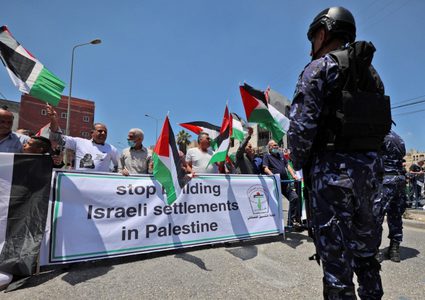 عشرات الفلسطينيين ينددون بزيارة بايدن