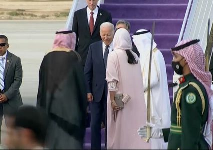 الرئيس الأميركي جو بايدن يصل إلى السعودية