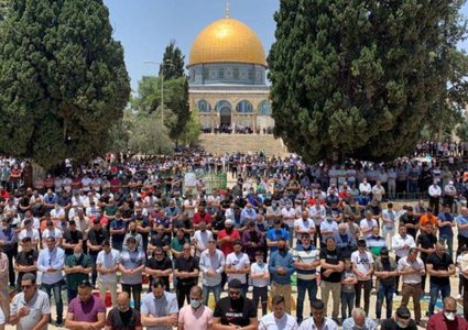 ٥٠ الفا يؤدون صلاة الجمعة في القدس