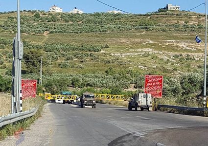 الاحتلال ينشر حاجزا دائما على مدخل اللبن الشرقية