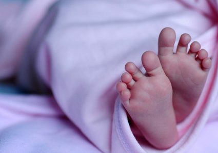 الشرطة: العثور على طفل حديث الولادة في نابلس