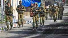 الاحتلال يعتقل شابا ويسلم إخطارات شرق طوباس