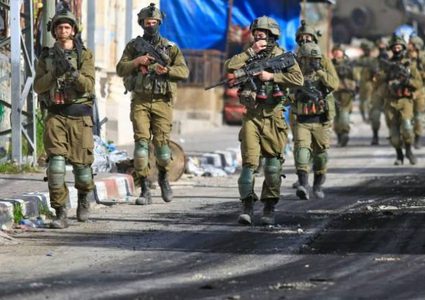 الاحتلال يعتقل شابا ويسلم إخطارات شرق طوباس