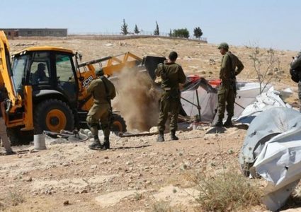 الاحتلال يخطر بإزالة بيوت بلاستيكية في الأغوار الشمالية