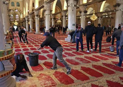 الاحتلال يبعد ناشطا مقدسيا عن المسجد الأقصى لمدة أسبوع