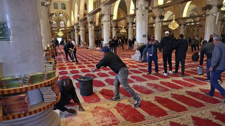 الاحتلال يبعد ناشطا مقدسيا عن المسجد الأقصى لمدة أسبوع