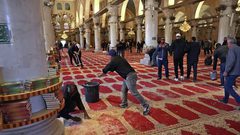 الاحتلال يبعد ناشطا مقدسيا عن المسجد الأقصى لمدة أسبوع