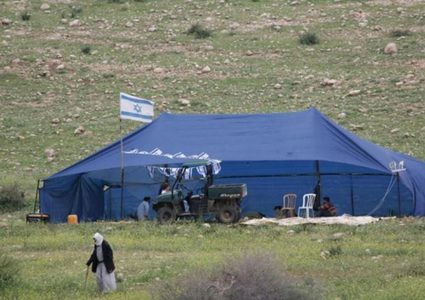 مستوطنون ينصبون خياما على أراضي المواطنين شرق الخليل