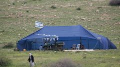 مستوطنون ينصبون خياما على أراضي المواطنين شرق الخليل