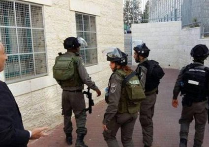 قوات الاحتلال تقتحم مخيم شعفاط وتداهم عددا من المحلات التجارية