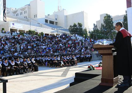 تخرّج طلبة كليات العلوم الإنسانية وكلية الشريعة وكلية العلوم التربوية