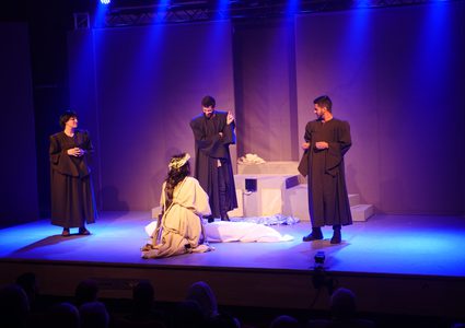 "البيدر" تقدم عرضاً فنياً مسرحياً لدعم صندوق الطالب