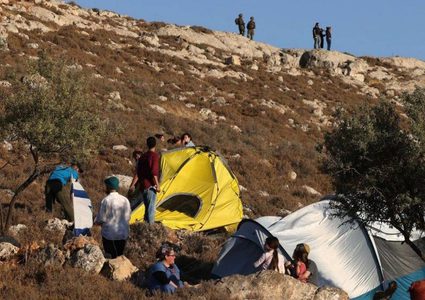 مستوطنون ينصبون خياما على أراضي المواطنين شرق الخليل