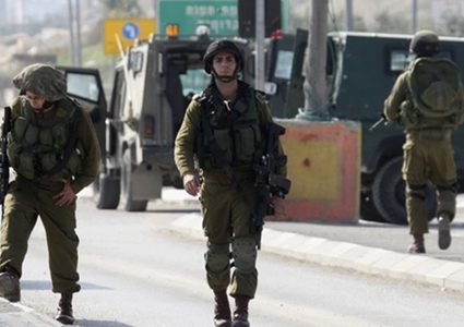 قوات الاحتلال تنصب حاجزا عسكريا شمال غرب القدس