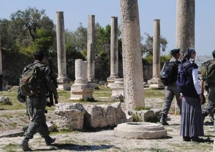 الاحتلال يستولي على معدات ويخطر بمنع العمل في الموقع الأثري ببلدة سبسطية