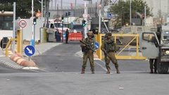 الخليل: إصابة عامل برصاص الاحتلال على حاجز ترقوميا العسكري