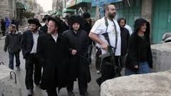 مستوطنون يهاجمون منازل المواطنين في تل الرميدة وسط الخليل