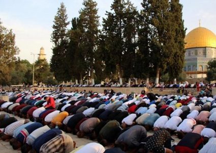 50 ألفا يؤدون صلاة الجمعة في الأقصى