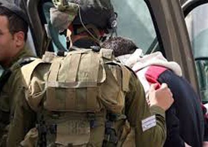 الاحتلال يعتقل شابا من الخليل ويفتش منازل بمخيم العروب