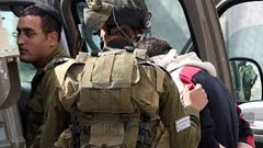 الاحتلال يعتقل شابا من الخليل ويفتش منازل بمخيم العروب