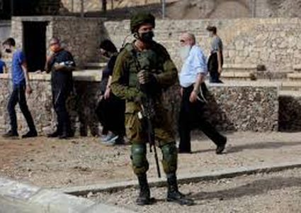 مستوطنون يقتحمون موقع تل أريحا الأثري