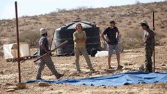 مستوطنون ينصبون خياما على أراضي المواطنين شرق يطا بالخليل