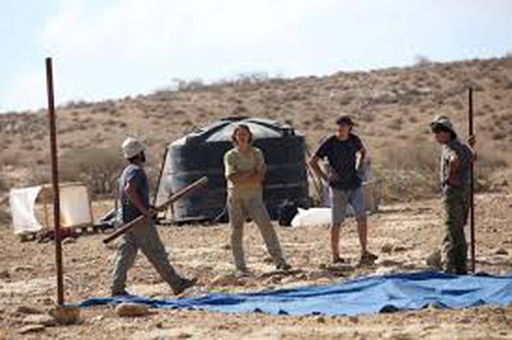 مستوطنون ينصبون خياما على أراضي المواطنين شرق يطا بالخليل