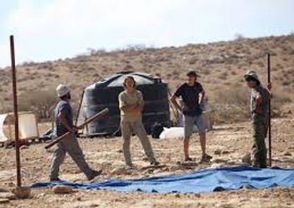 مستوطنون ينصبون خياما على أراضي المواطنين شرق يطا بالخليل