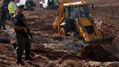 الاحتلال يستولي على "جرافة" بالأغوار