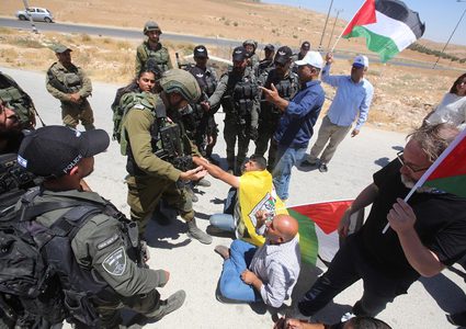 الخليل: إصابات واعتقال رئيس بلدية الظاهرية خلال قمع الاحتلال فعالية ضد الاستيطان