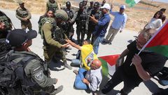 الخليل: إصابات واعتقال رئيس بلدية الظاهرية خلال قمع الاحتلال فعالية ضد الاستيطان