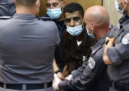 الاحتلال يمنع شقيق الأسير زكريا زبيدي من زيارته