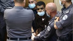 الاحتلال يمنع شقيق الأسير زكريا زبيدي من زيارته