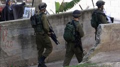 الاحتلال يخطر بوقف العمل والبناء بثلاثة منازل ومنشأة زراعية جنوب الخليل