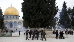 عشرات المستوطنين يقتحمون الأقصى