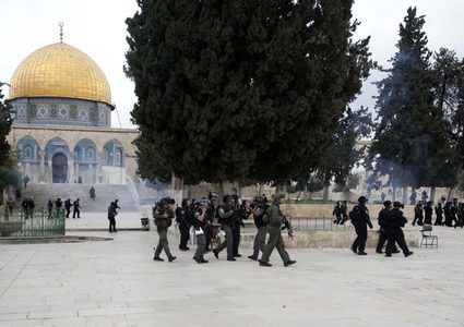 عشرات المستوطنين يقتحمون الأقصى