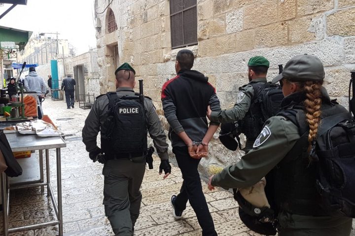 قوات الاحتلال تعتقل شابا من العيسوية شرق القدس